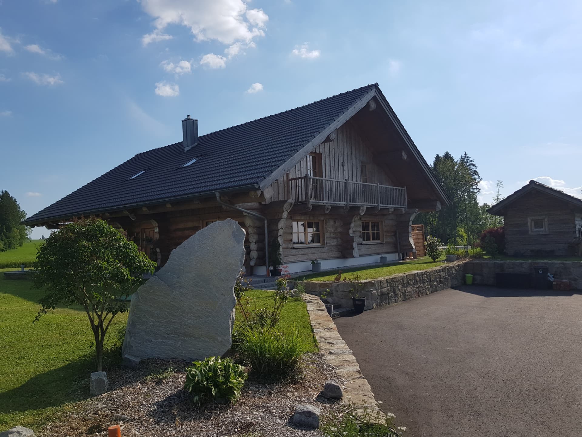 Das Drei-Flüsse-Blockhaus am Waldrand