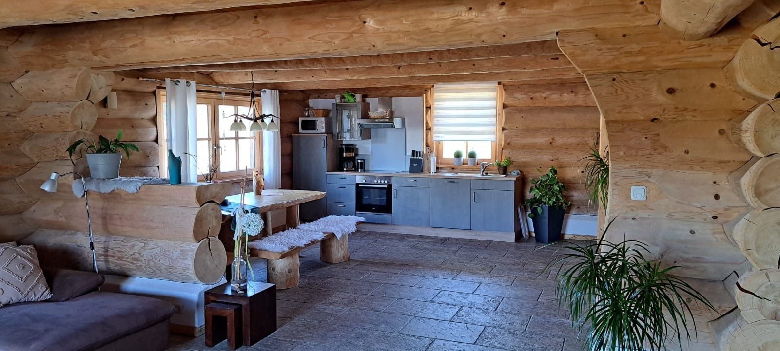 Wohnbereich mit offener Küche im Chalet